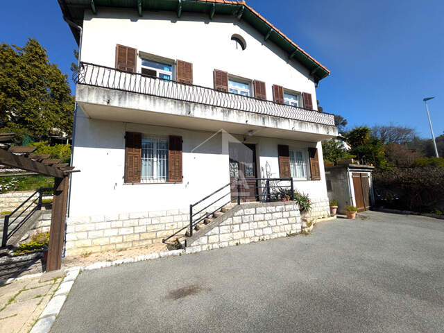 Maison Individuelle en 2 logements avec combles aménageables. — photo du bien