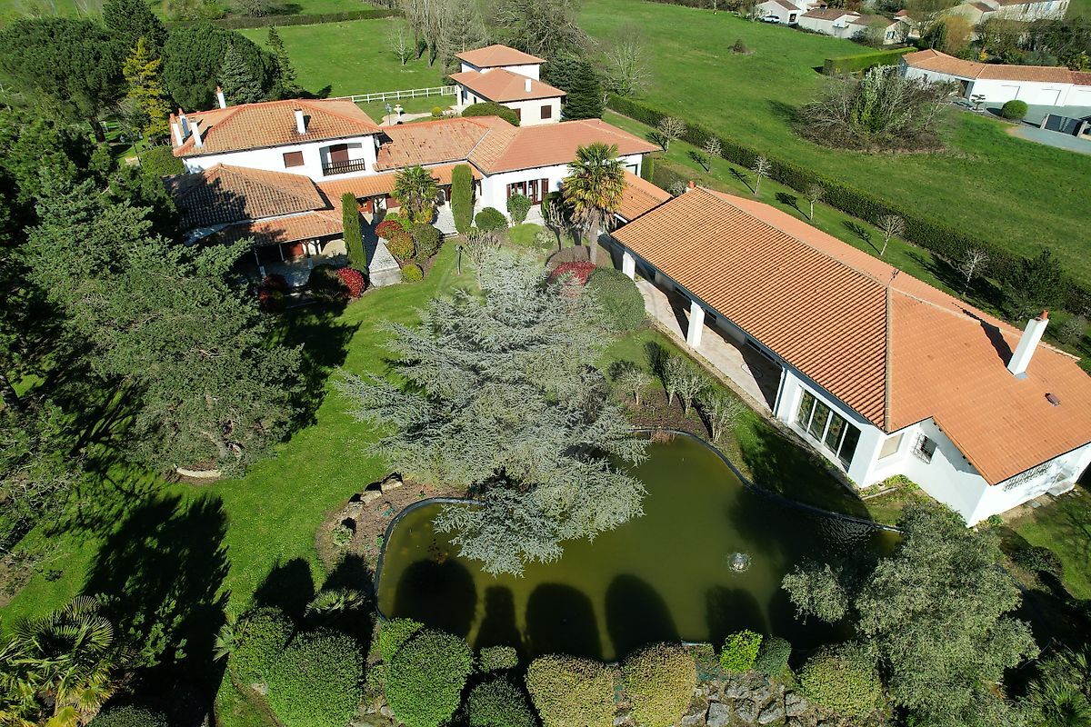 Villa / Maison  T15 à vendre Fontcouverte 17100