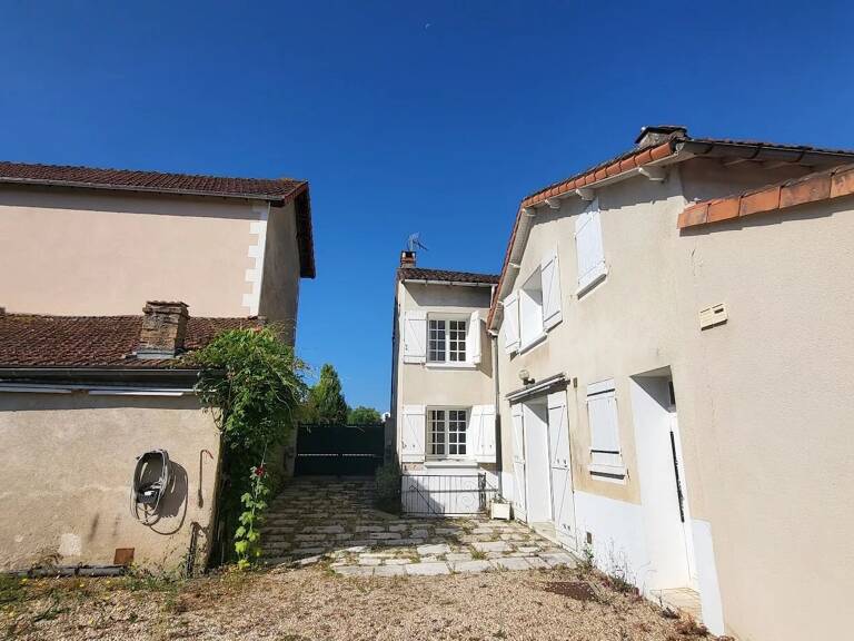 Maison Lussac Les Chateaux L'OPPORTUNITE ! Maison + appartement indépendant. — photo 1