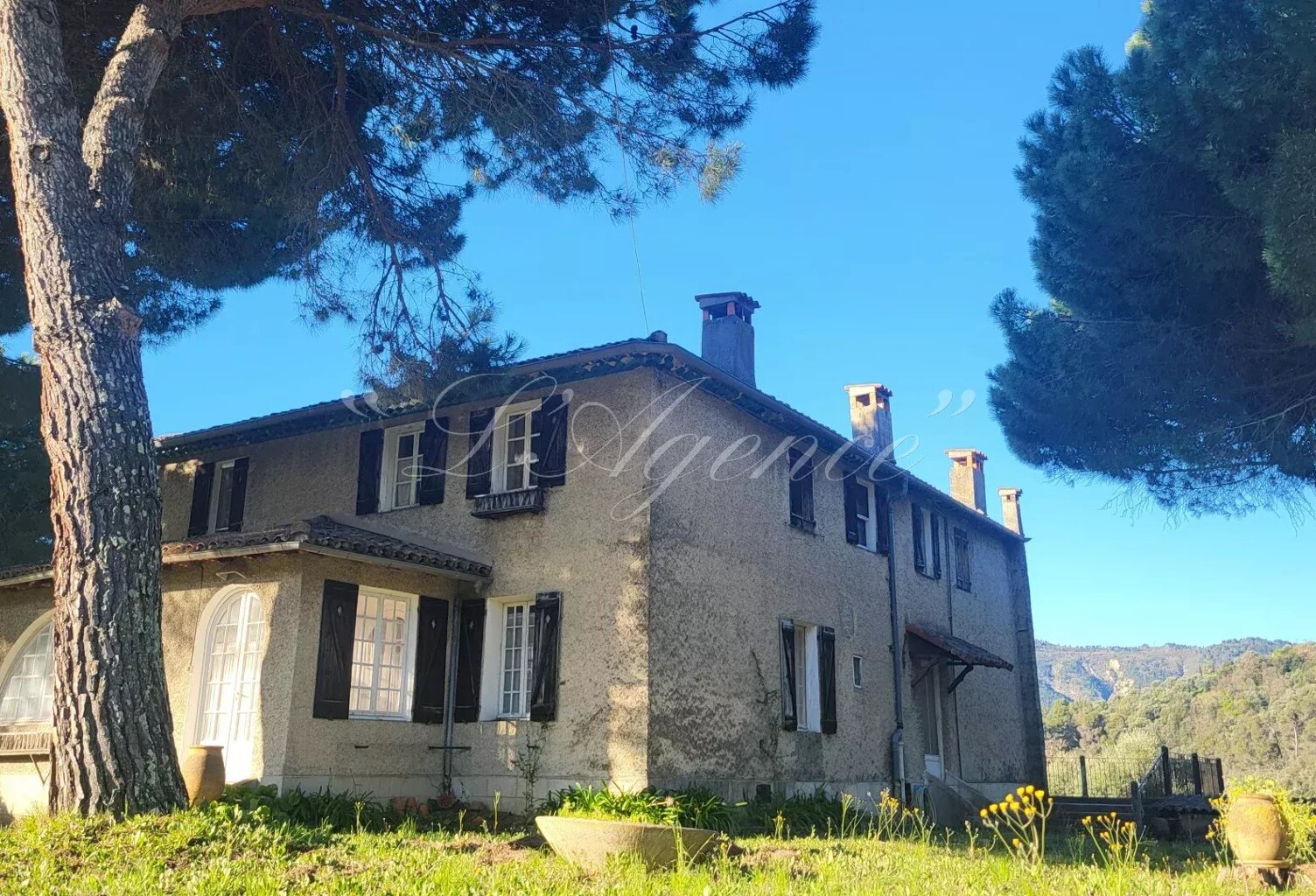 PROPRIETE A SCLOS DE CONTES SUR 15.000M² DE TERRAIN — photo 1