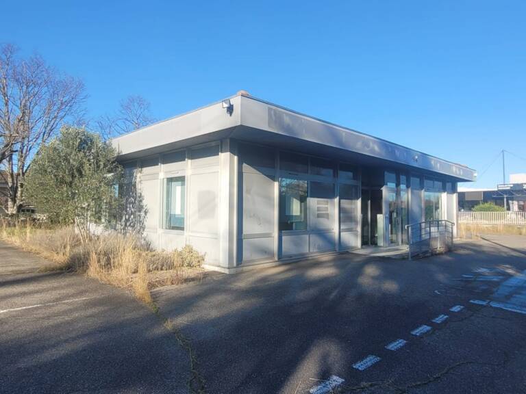 LOCAL COMMERCIAL 142 m² AVEC PARKING — photo 1