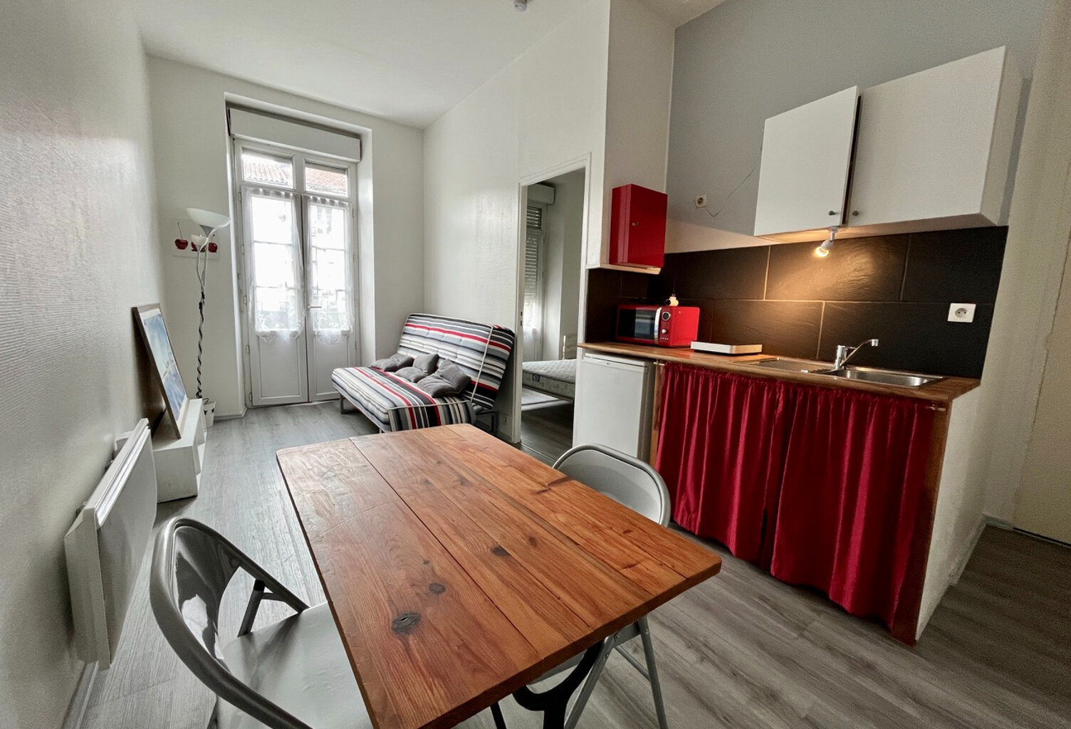 INVESTISSEUR, SECTEUR VILLENEUVE SUR LOT , LOT DE 2 APPARTEMENTS rive droite, proche des commerces. * Au 1er étage droite  : appartement T2 de 28 m2  comprenant une pièce de vie avec une cuisine équipée d'une plaque électrique, un frigo donnant sur une  p — photo 1