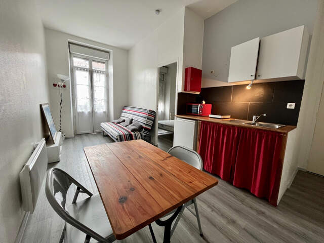 INVESTISSEUR, SECTEUR VILLENEUVE SUR LOT , LOT DE 2 APPARTEMENTS rive droite, proche des commerces. * Au 1er étage droite  : appartement T2 de 28 m2  comprenant une pièce de vie avec une cuisine équipée d'une plaque électrique, un frigo donnant sur une  p — photo du bien