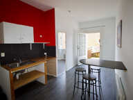 INVESTISSEUR, SECTEUR VILLENEUVE SUR LOT , LOT DE 2 APPARTEMENTS rive droite, proche des commerces. * Au 1er étage droite  : appartement T2 de 28 m2  comprenant une pièce de vie avec une cuisine équipée d'une plaque électrique, un frigo donnant sur une  p — photo 2
