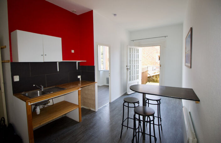 INVESTISSEUR, SECTEUR VILLENEUVE SUR LOT , LOT DE 2 APPARTEMENTS rive droite, proche des commerces. * Au 1er étage droite  : appartement T2 de 28 m2  comprenant une pièce de vie avec une cuisine équipée d'une plaque électrique, un frigo donnant sur une  p — photo 2
