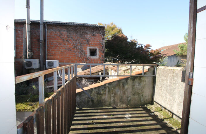 INVESTISSEUR, SECTEUR VILLENEUVE SUR LOT , LOT DE 2 APPARTEMENTS rive droite, proche des commerces. * Au 1er étage droite  : appartement T2 de 28 m2  comprenant une pièce de vie avec une cuisine équipée d'une plaque électrique, un frigo donnant sur une  p — photo 3