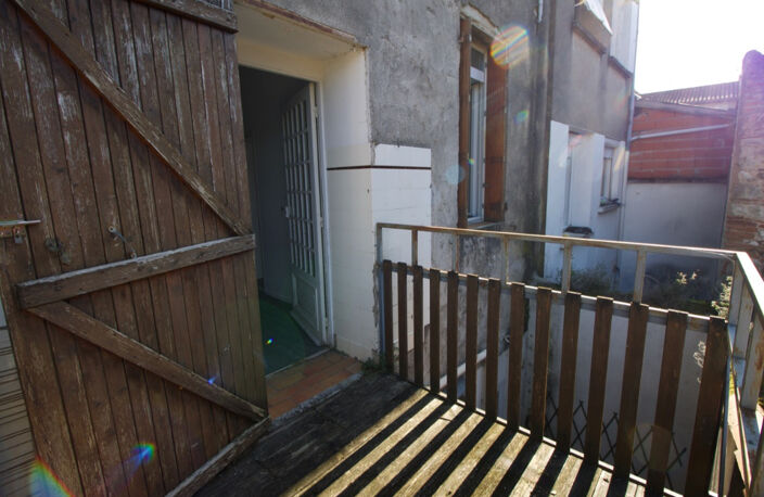INVESTISSEUR, SECTEUR VILLENEUVE SUR LOT , LOT DE 2 APPARTEMENTS rive droite, proche des commerces. * Au 1er étage droite  : appartement T2 de 28 m2  comprenant une pièce de vie avec une cuisine équipée d'une plaque électrique, un frigo donnant sur une  p — photo 4
