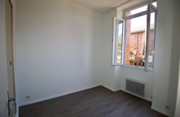 INVESTISSEUR, SECTEUR VILLENEUVE SUR LOT , LOT DE 2 APPARTEMENTS rive droite, proche des commerces. * Au 1er étage droite  : appartement T2 de 28 m2  comprenant une pièce de vie avec une cuisine équipée d'une plaque électrique, un frigo donnant sur une  p — photo 5