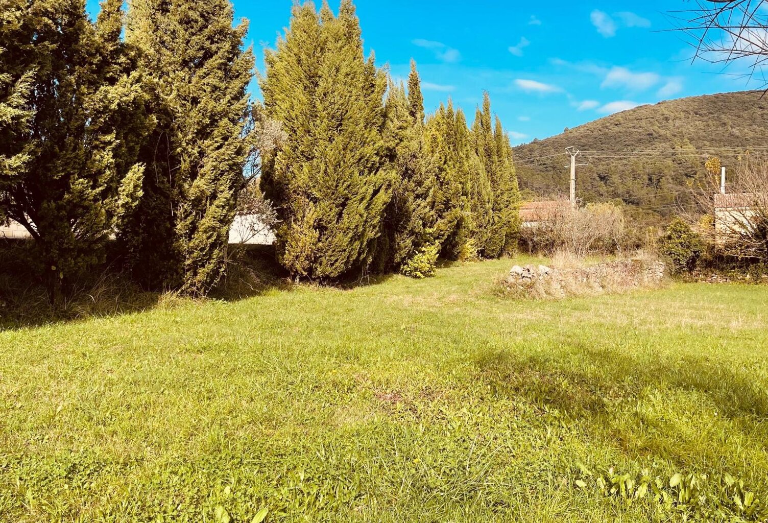 Terrain plat constructible de 1366 M2 raccordement en bordure — photo 1