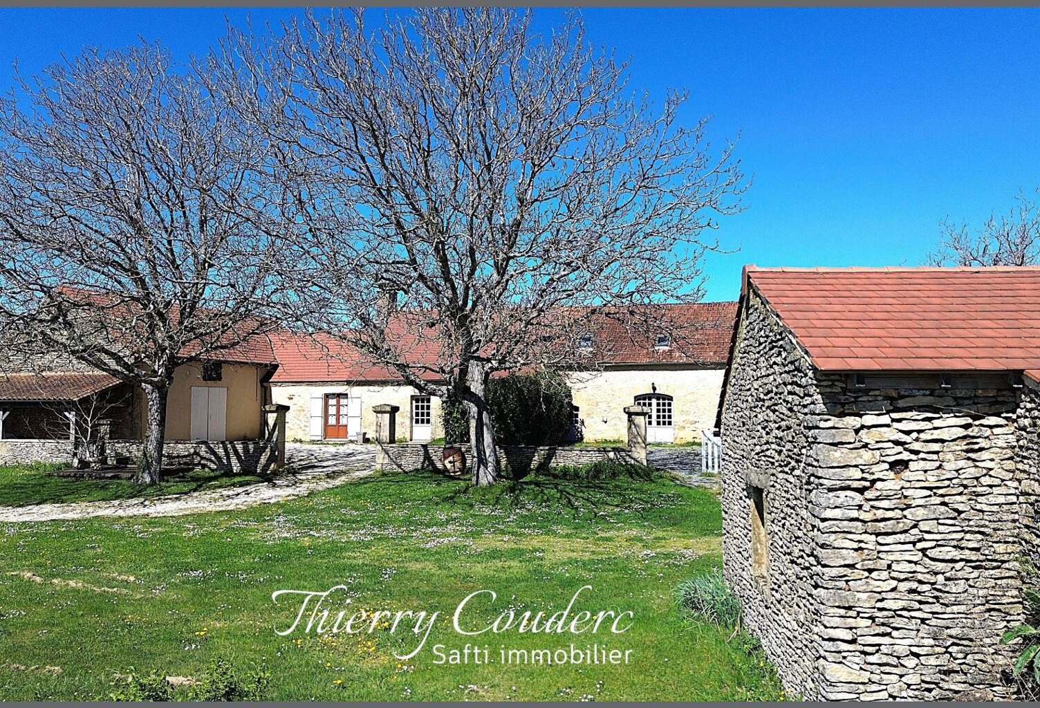 Corps de ferme avec terrain plat en campagne. — photo 1
