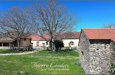 Corps de ferme avec terrain plat en campagne. — photo du bien