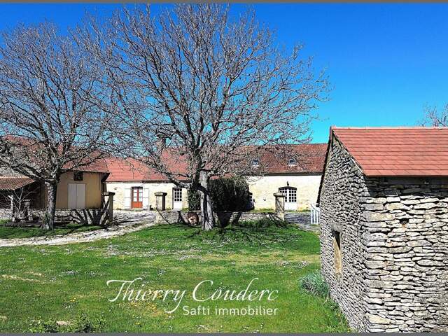 Corps de ferme avec terrain plat en campagne. — photo du bien