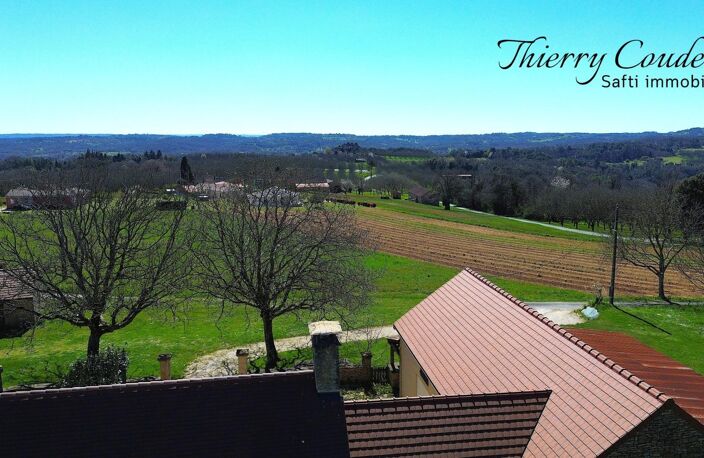 Corps de ferme avec terrain plat en campagne. — photo 2