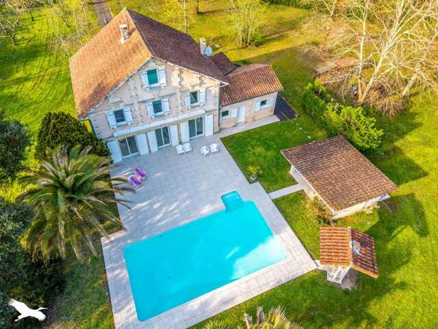 Maison en pierre de 8 pièces principales — photo du bien
