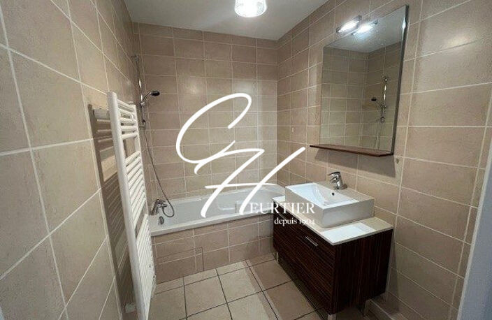 VOIRON - APPARTEMENT T2 - MEUBLE — photo 3