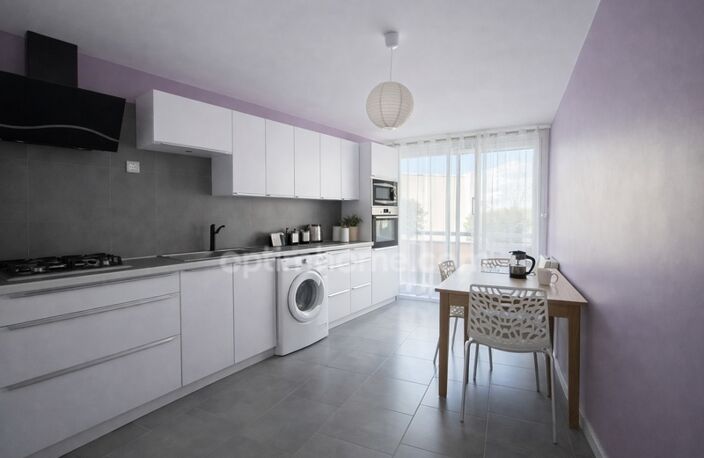 Superbe Appartement 4 pièces entièrement rénové, lumineux, avec balcon, ascenseur - cave et Parking ss/sol — photo 2
