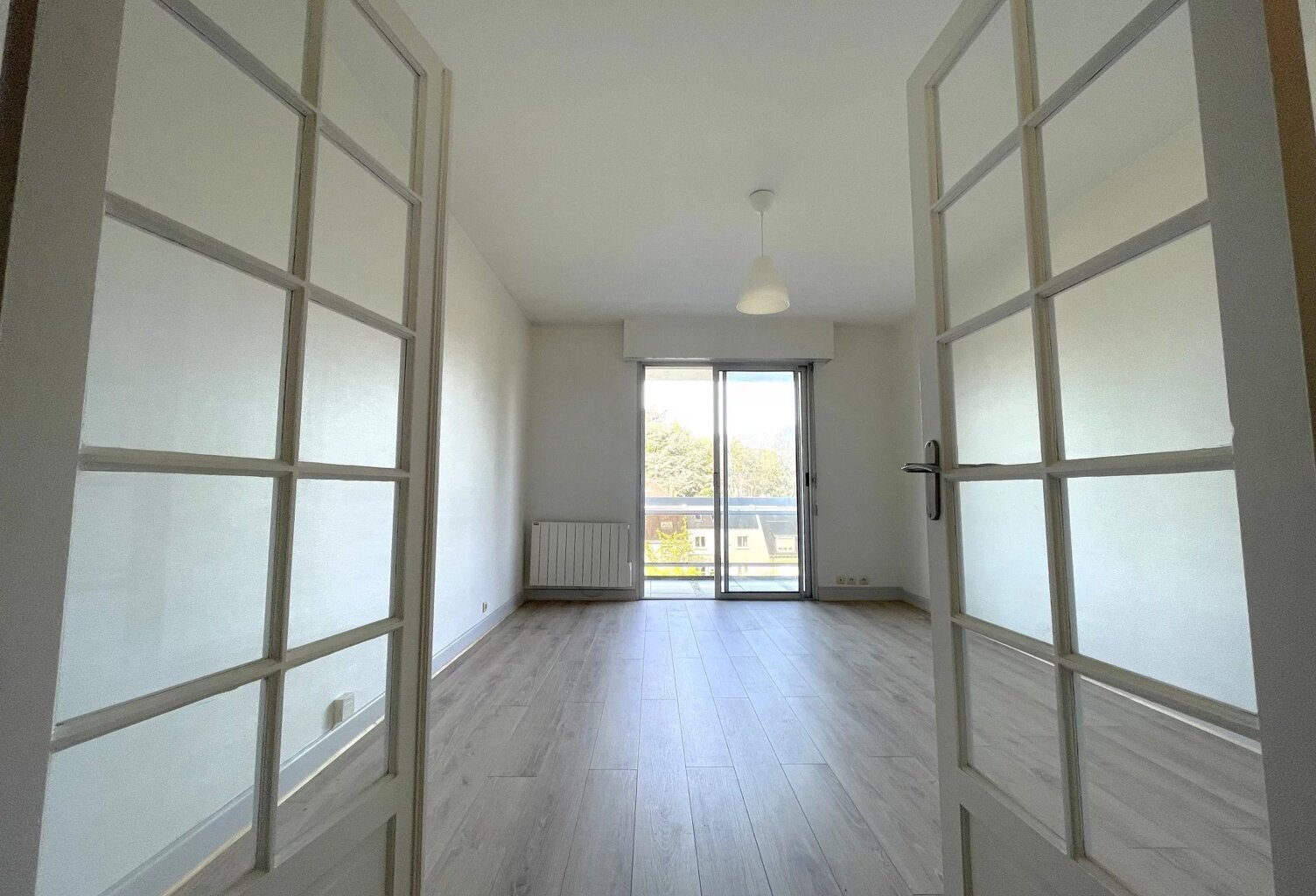SUPERBE APPARTEMENT 2 PIECES - RUE DE PORTILLON - SAINT CYR SUR — photo 1