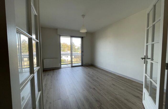 SUPERBE APPARTEMENT 2 PIECES - RUE DE PORTILLON - SAINT CYR SUR — photo 3
