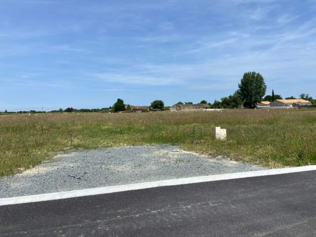 Terrain à bâtir à Prignac-et-Marcamps (33710) — photo du bien