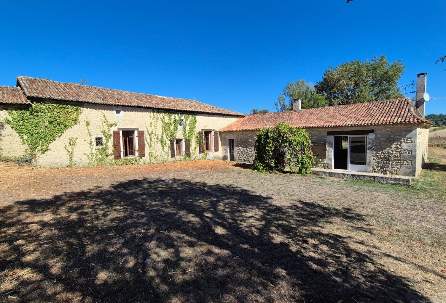 Corps de Ferme, écrin de verdure, 250 m2 habitables, 23 000 m2 de terrain, 400 m2 de dépendances, 20 mn Angoulême centre — photo 1