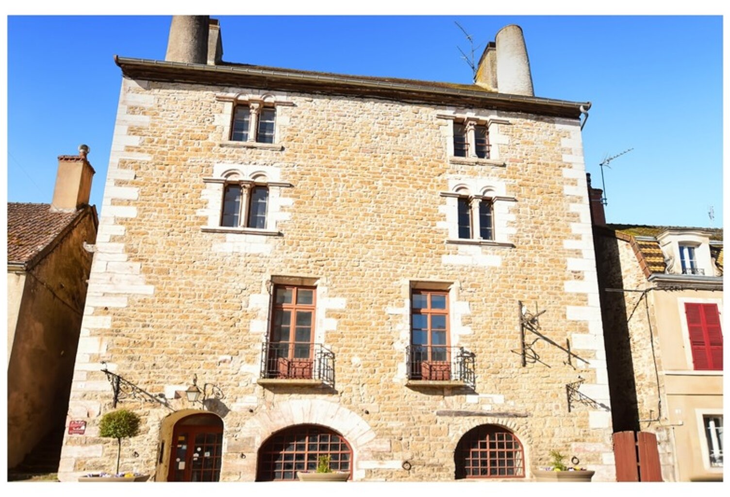Maison historique du XII ème siècle de 471 m2, avec partie commerce à COUCHES 71 en BOURGOGNE — photo 1
