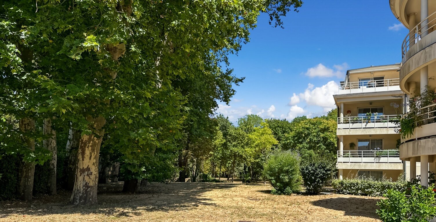 Appartement à vendre 2 pièces de 35m2 au 1er étage avec ascenseur, loggia, parking et local à vélos — photo 1
