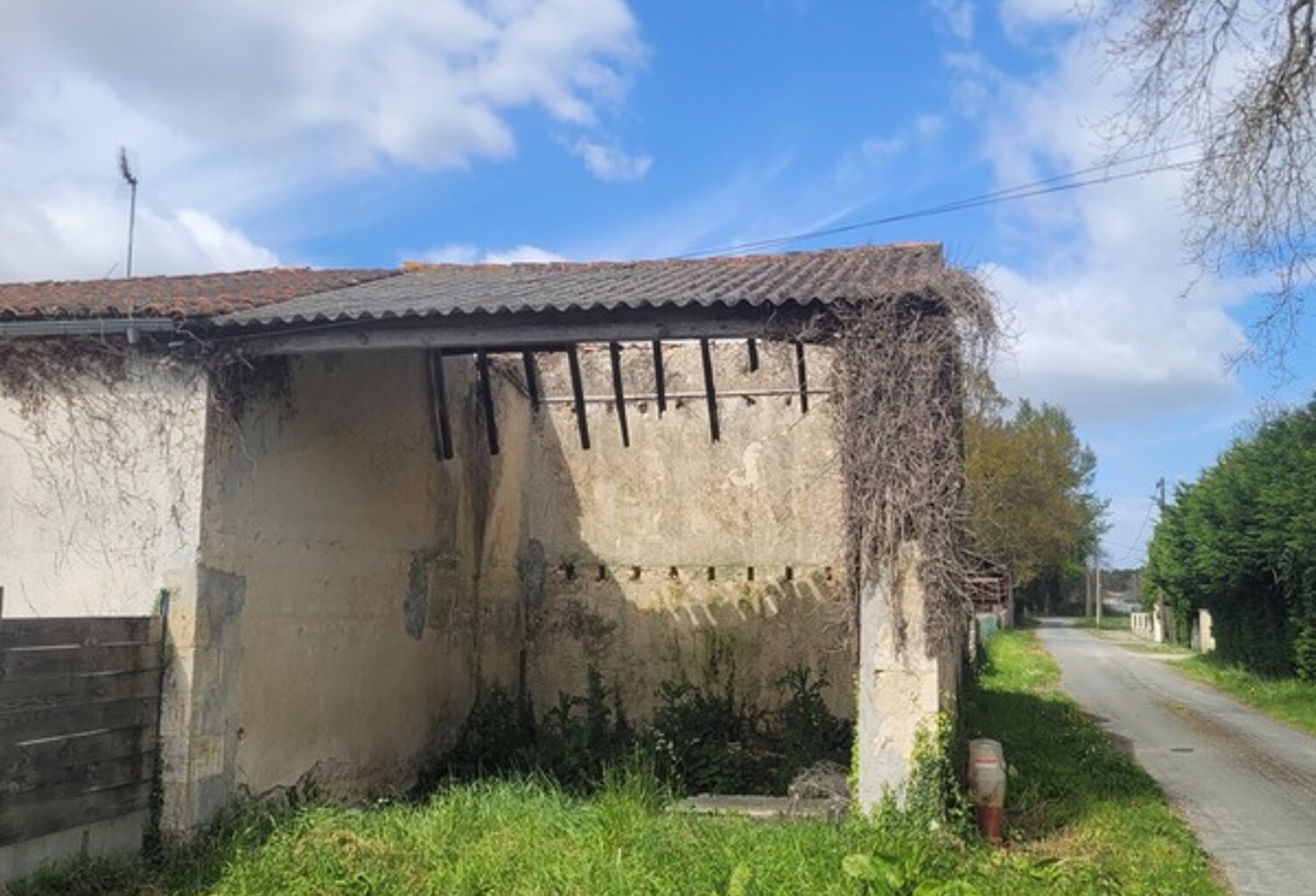 batisse a vendre avec jardin — photo 1