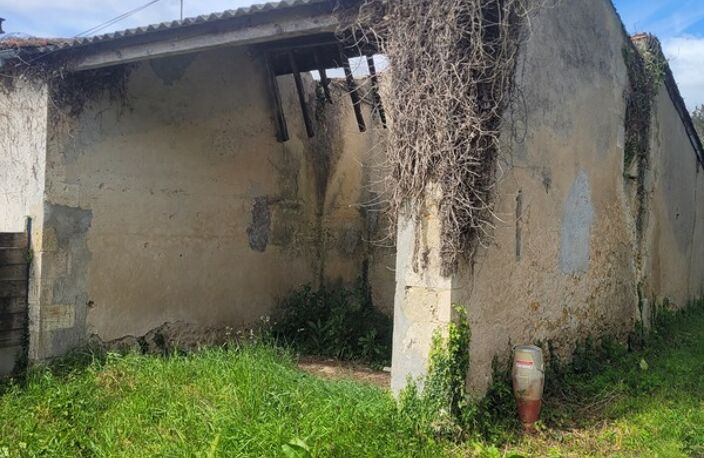 batisse a vendre avec jardin — photo 2