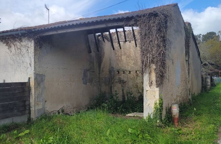 batisse a vendre avec jardin — photo 3