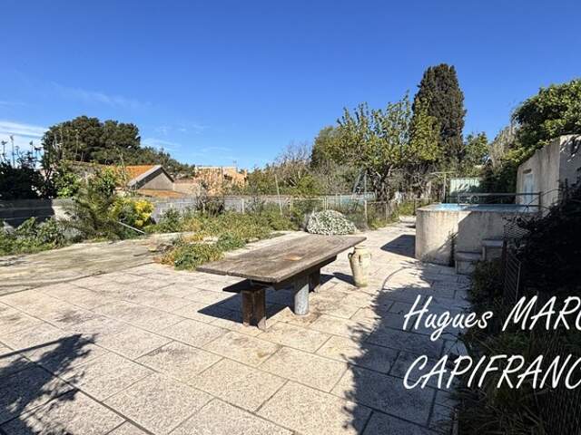 LESPIGNAN - Maison de village avec jardin et grand garage – Fort potentiel ! — photo du bien
