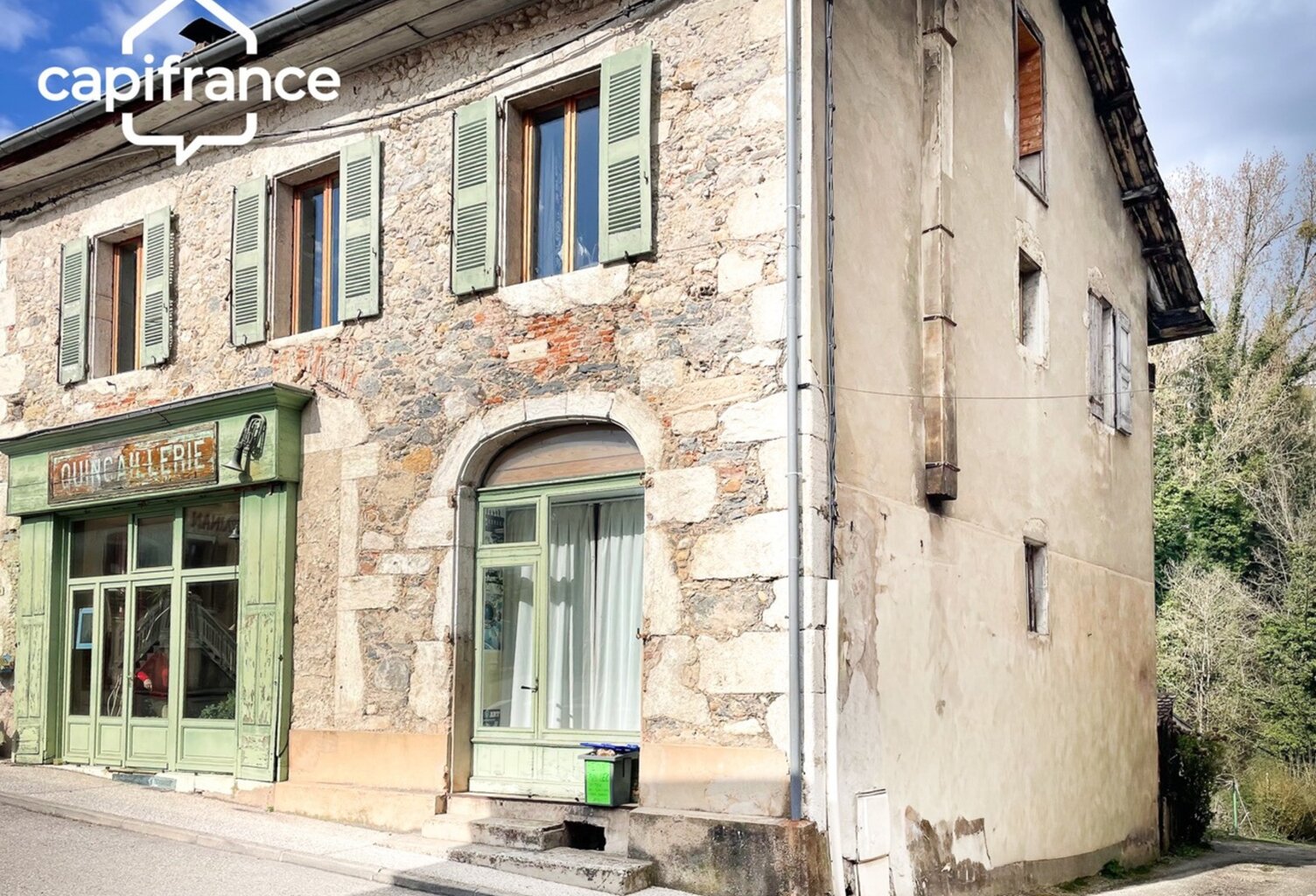A VENDRE  SAINT GEOIRE EN VALDAINE (38) Maison de village , 8 pièces , 4 ch,dépendances, terrain ,  rénovée — photo 1