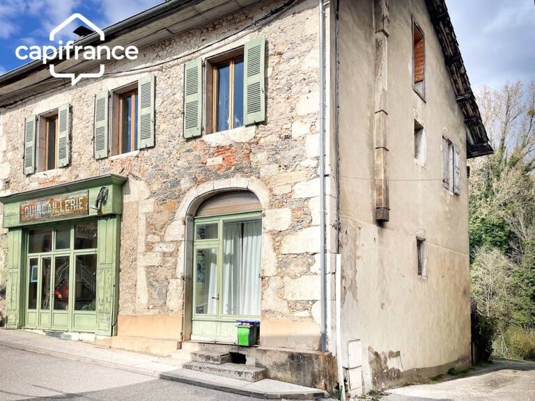 A VENDRE  SAINT GEOIRE EN VALDAINE (38) Maison de village , 8 pièces , 4 ch,dépendances, terrain ,  rénovée — photo 1