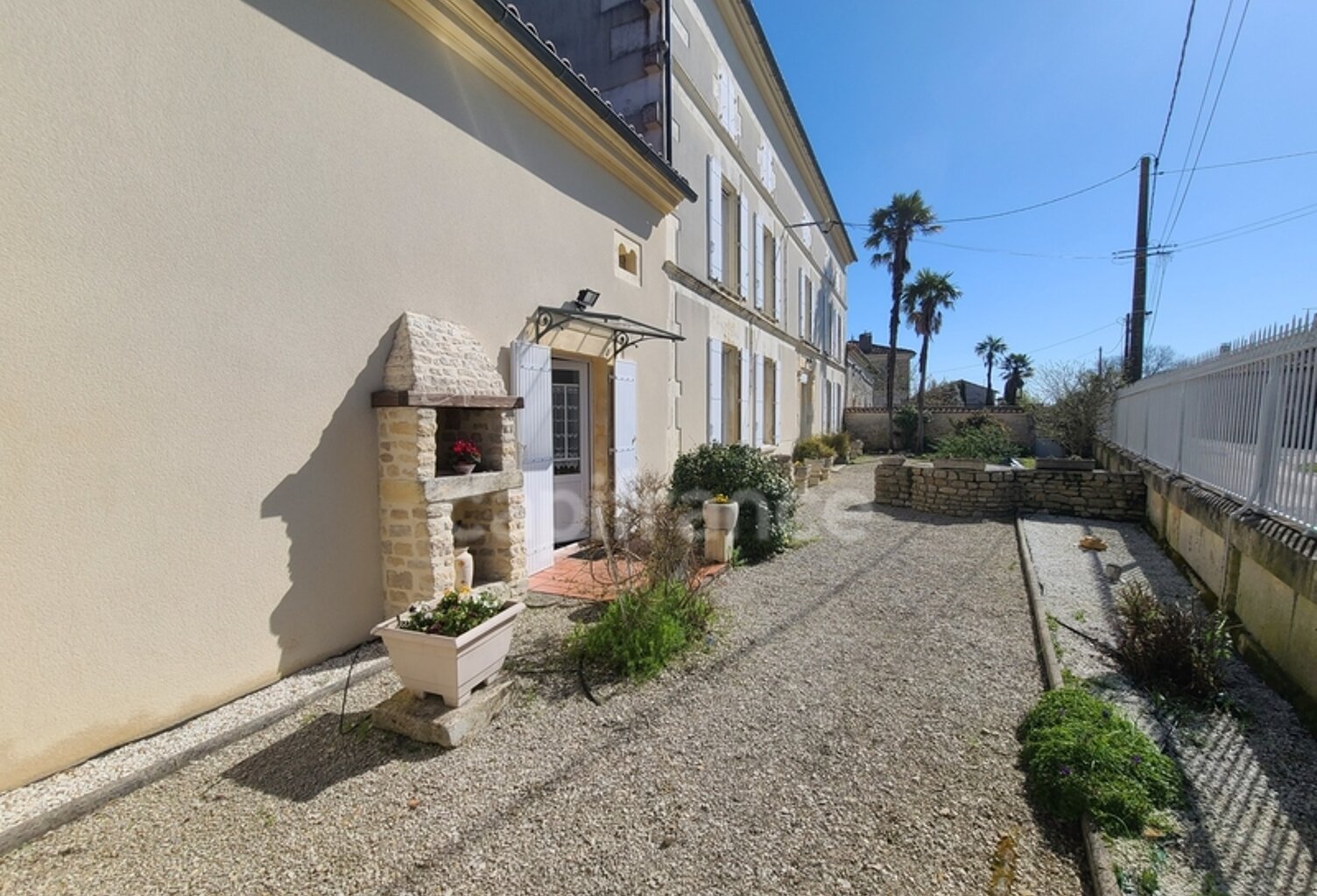 Maison de charme de 255m² proche de MATHA (17) — photo 1