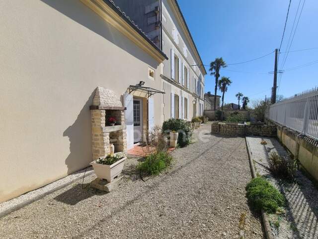 Maison de charme de 255m² proche de MATHA (17) — photo du bien