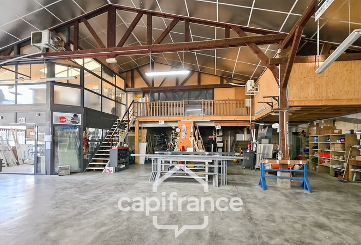 Entrepôt/bureau à vendre de 392 m² (71) — photo 1