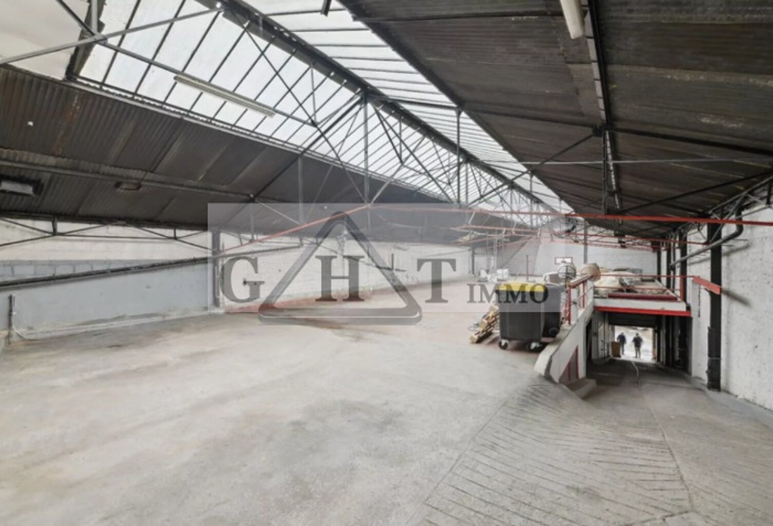 ENTREPÔT-BUREAUX DE 1200 M2 À VENDRE SUR GENTILLY  ! — photo 1