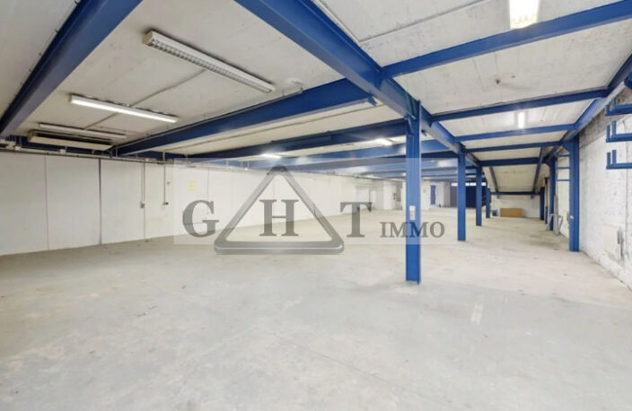 ENTREPÔT-BUREAUX DE 1200 M2 À VENDRE SUR GENTILLY  ! — photo 2