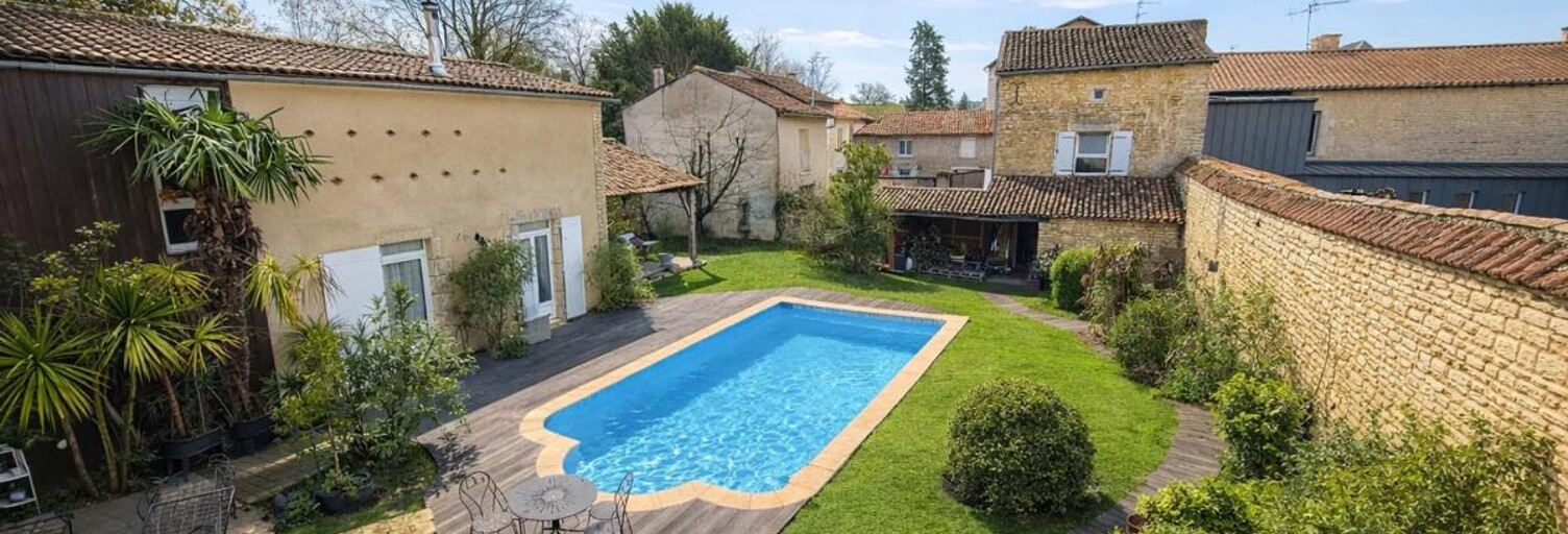 Maison 10 Pièces 245 m² à vendre à Neuville-de-Poitou (86170)