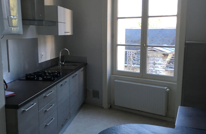 APPARTEMENT T2 - PROCHE BLOSSAC — photo 2