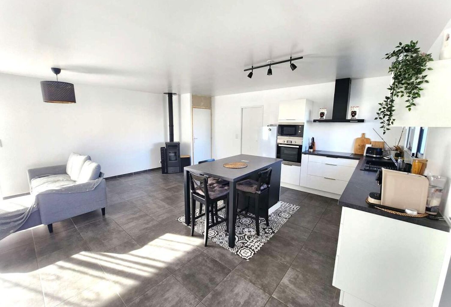 Bourg, plain-pied récent, 4 chambres, garage et jardin clos — photo 1