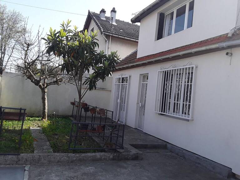 A vendre - Ensemble immobilier à fort potentiel ? Quartier Pavillonnaire Calme & Revenu Locatif (15 min Max des Commodités) — photo 1