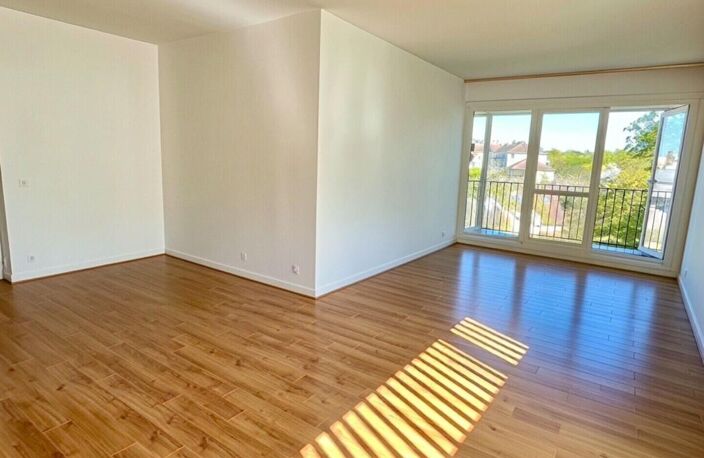 Appartement  de 111m², 3 chambres, balcon, 2 box et une cave — photo 2