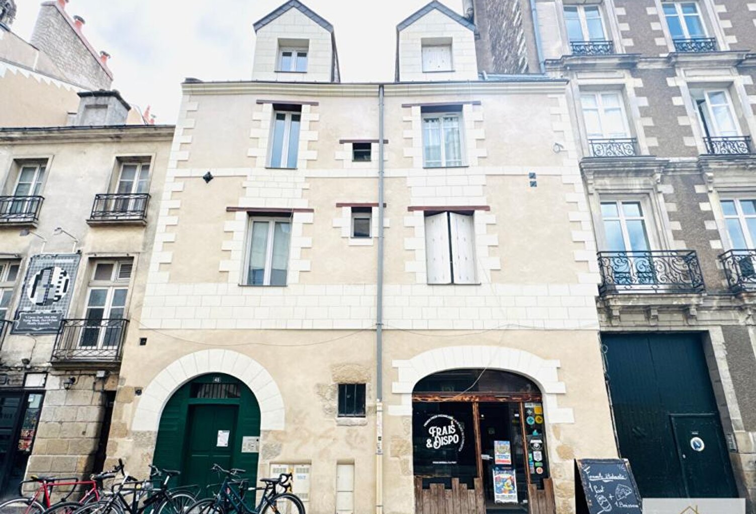 Studio en duplex hyper centre de Nantes vendu avec cave et locataire en place — photo 1