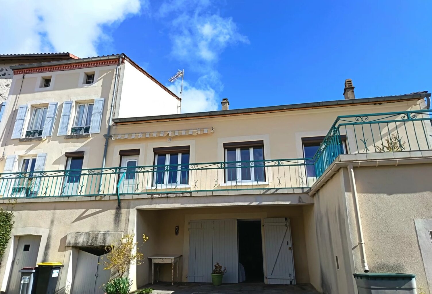 JOLIE MAISON AVEC COUR ET TERRASSE AUX PORTES D'ISSOIRE — photo 1