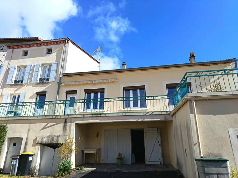 JOLIE MAISON AVEC COUR ET TERRASSE AUX PORTES D'ISSOIRE — photo 1