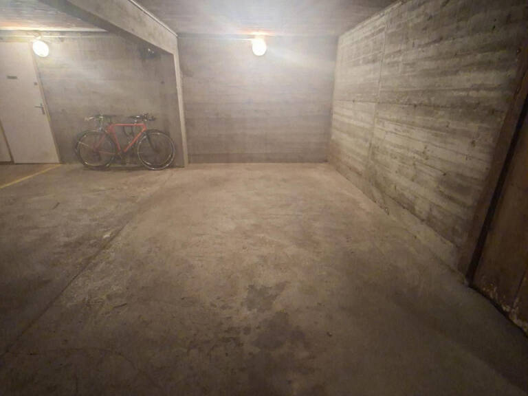 À louer : place de stationnement en sous-sol sécurisée, situ — photo 1
