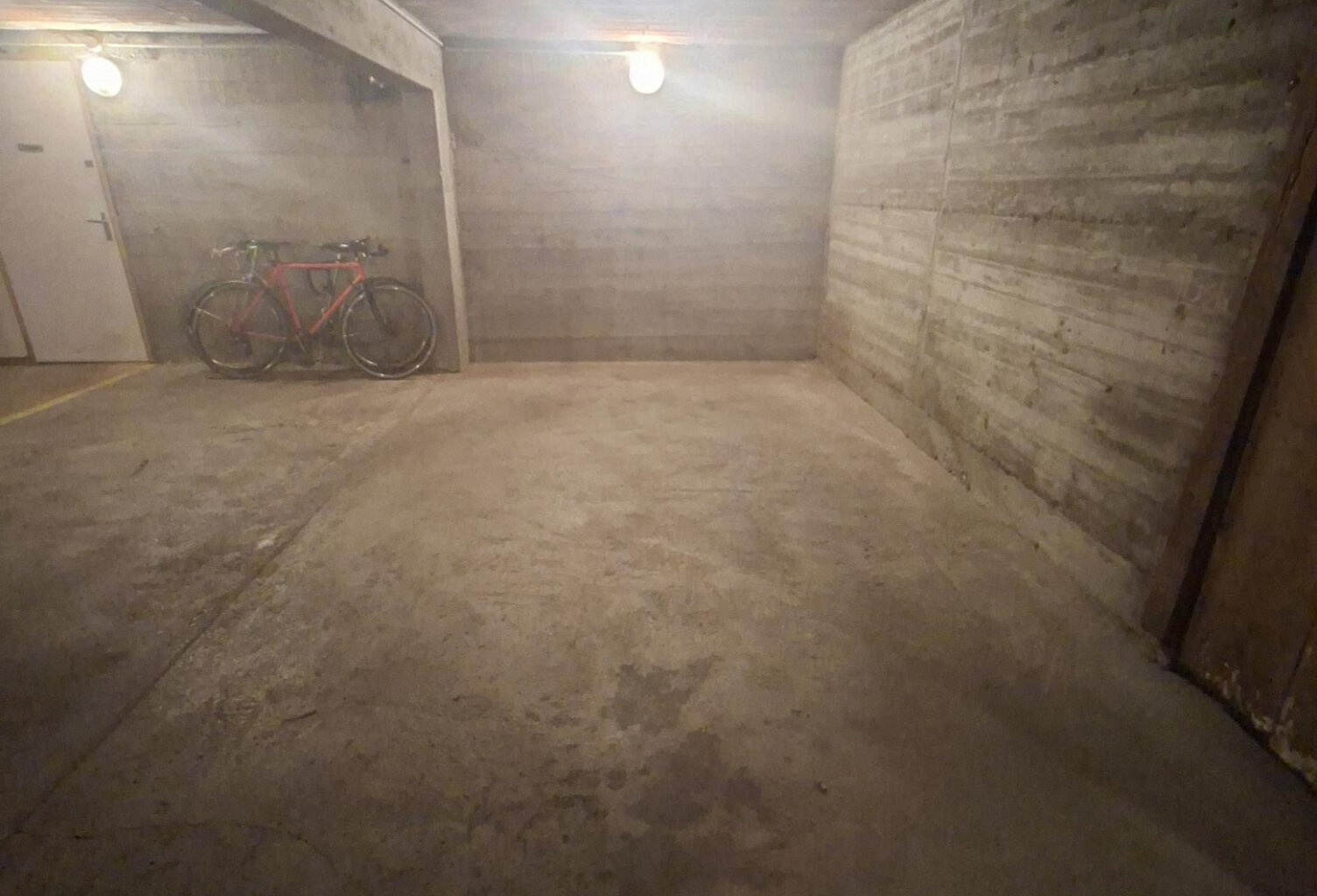 À louer : place de stationnement en sous-sol sécurisée, situ — photo 1