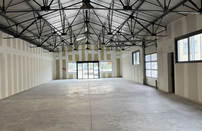 Local commercial 325 m2 — photo 2