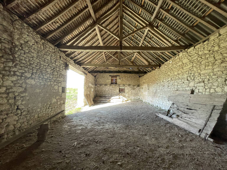 Grange en pierre avec beau potentiel - environnement campagn — photo 1