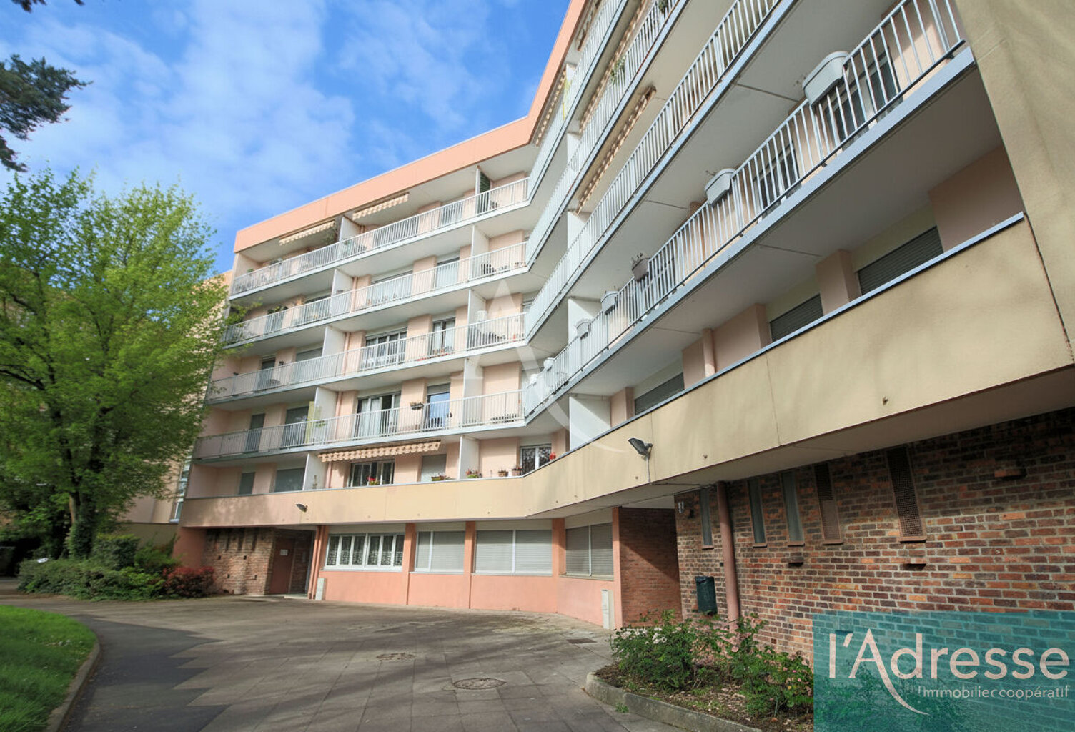 Appartement Evry Courcouronnes 2 pièces cave et parking — photo 1